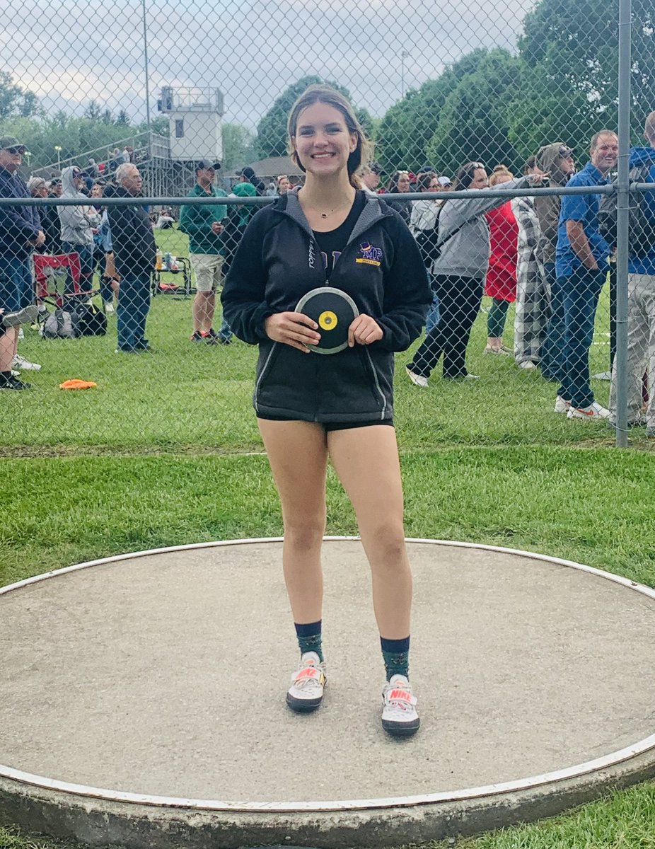 Piper Tyson advances to her first IHSA State meet in the discus as a freshman!

Sportsmanship is key. She supported her fellow throwers, and later consoled those who didn’t advance. As always thanking the judges and volunteers after her event. 
@piperthrows 
@nationalthrows