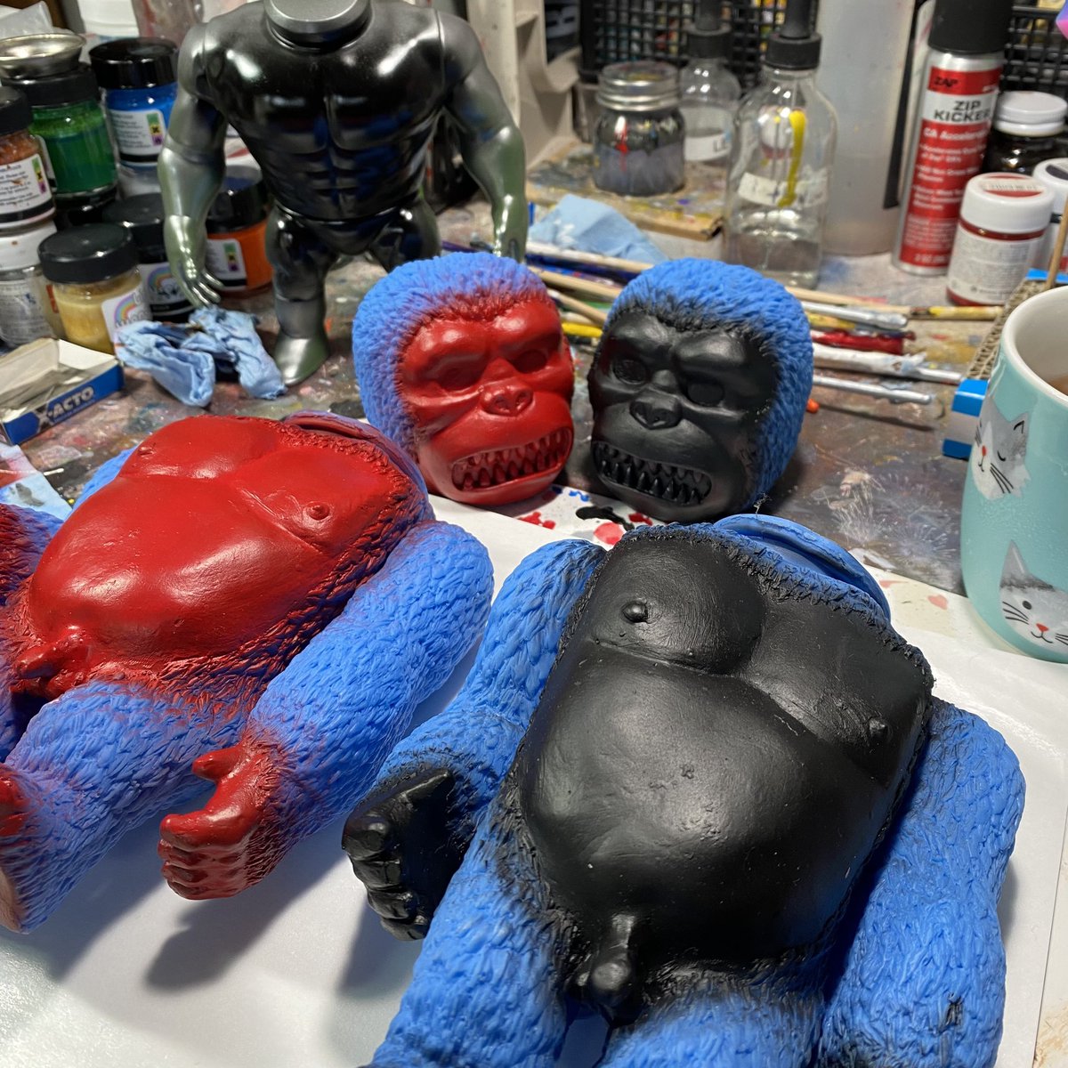 More Wip … slowly catching up ( I think?!) Too many customs to paint but at least the weather is super nice ( I paint outside mostly) Probsbly should do a short video or live of me painting ? 😬 #marknagata #maxtoy #maxtoyco #sofubi #apes #airbrush #monster #kaiju