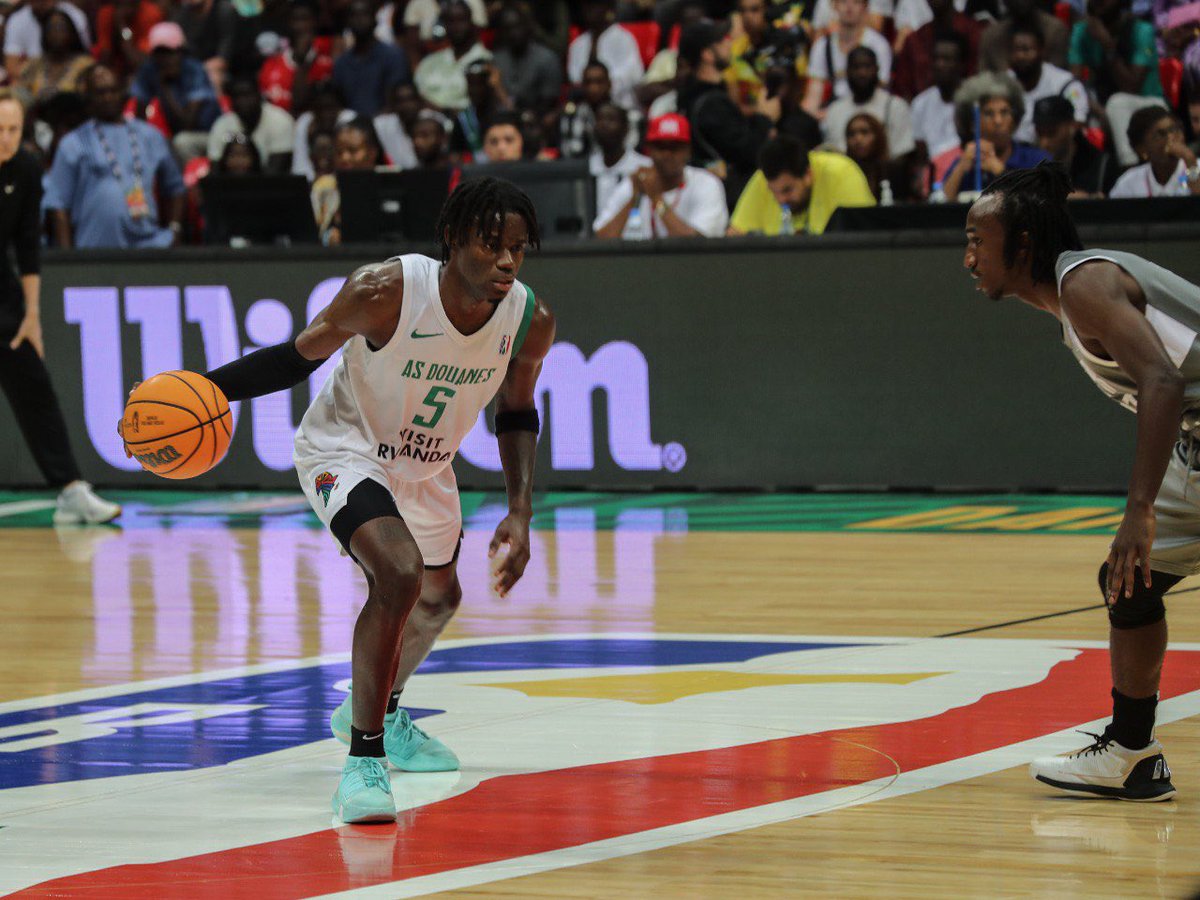 En compagnie du Président Paul Kagamé, j’ai assisté, cet après-midi, à un match plaisant et âprement disputé, dans le fair-play, entre l’AS DOUANES 🇸🇳 et l’Armée Patriotique Rwandaise Basketball Club 🇷🇼 dans le cadre du #BAL4.

Je félicite les responsables de la Basketball Africa…