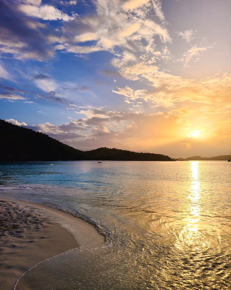 With views like this, how could you not vote for the U.S. Virgin Islands in the 2024 <a href="/CNTraveler/">Condé Nast Traveler</a> Readers' Choice Awards?​
​
Cast your vote for the USVI today:​​ cntraveler.com/story/vote-rea… 
​
#VisitUSVI #NaturallyInRhythm #USVirginIslands #USVI #CNTraveler​
​
IG 📸: rachelknauff