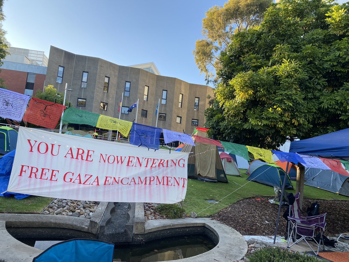 On campus this chilly autumn morning. Proud of @Deakin @DeakinArtsEd students for speaking out and joining the protests sweeping across university campuses globally🍉