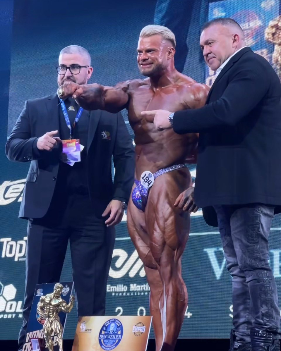 Justin Musiol winning his IFBB Pro card in Spain while wearing the BEST kind of posing trunks and bulging out in all the right places.