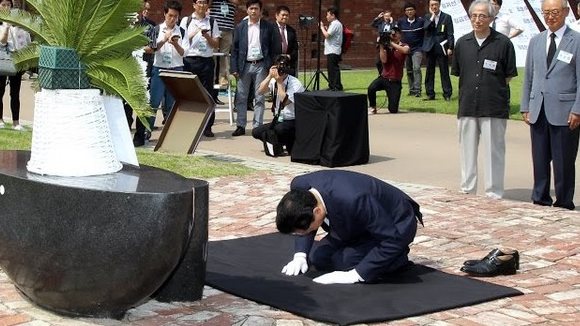 靴まで脱いで
韓国の軍人を祀った顕忠院で土下座しているこの人物
日本の元総理です
こんな人物を選んでしまった歴史を恥ずかしく思います