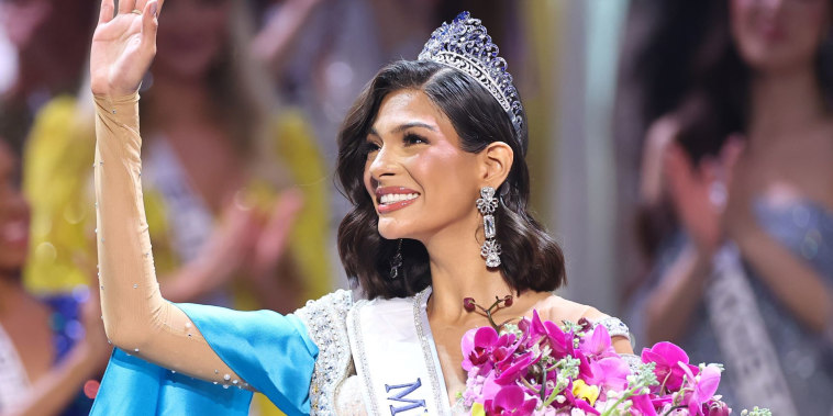 🇳🇮 | LO ÚLTIMO: La familia de la actual Miss Universo, Sheynnis Palacios, salió de Nicaragua y la reina de belleza ha sido exiliada “indefinidamente” de su país, informó la dueña de la franquicia Miss Universo, la tailandesa Anne Jakrajutatip.