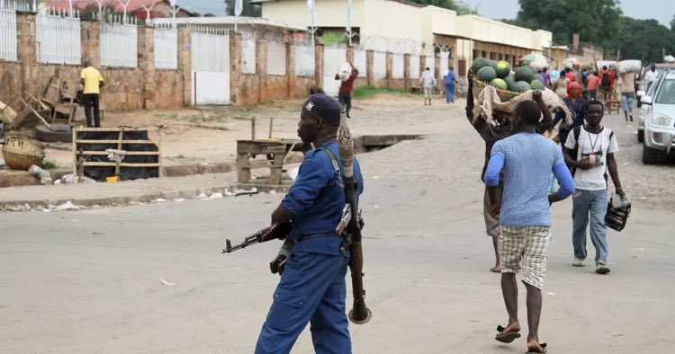 📌 Burundi’nin Bujumbura şehrinde otobüs durağına düzenlenen bombalı saldırıda 38 kişi yaralandı.