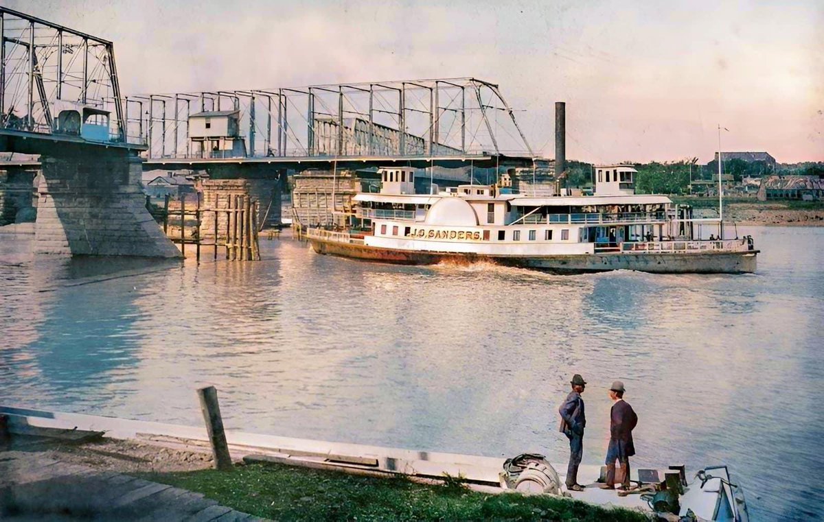 #TroyNY // Early-1900s
Colorized and restored.

A steamboat passes through the old Congress Street Bridge in Troy, New York.

Original in comments.