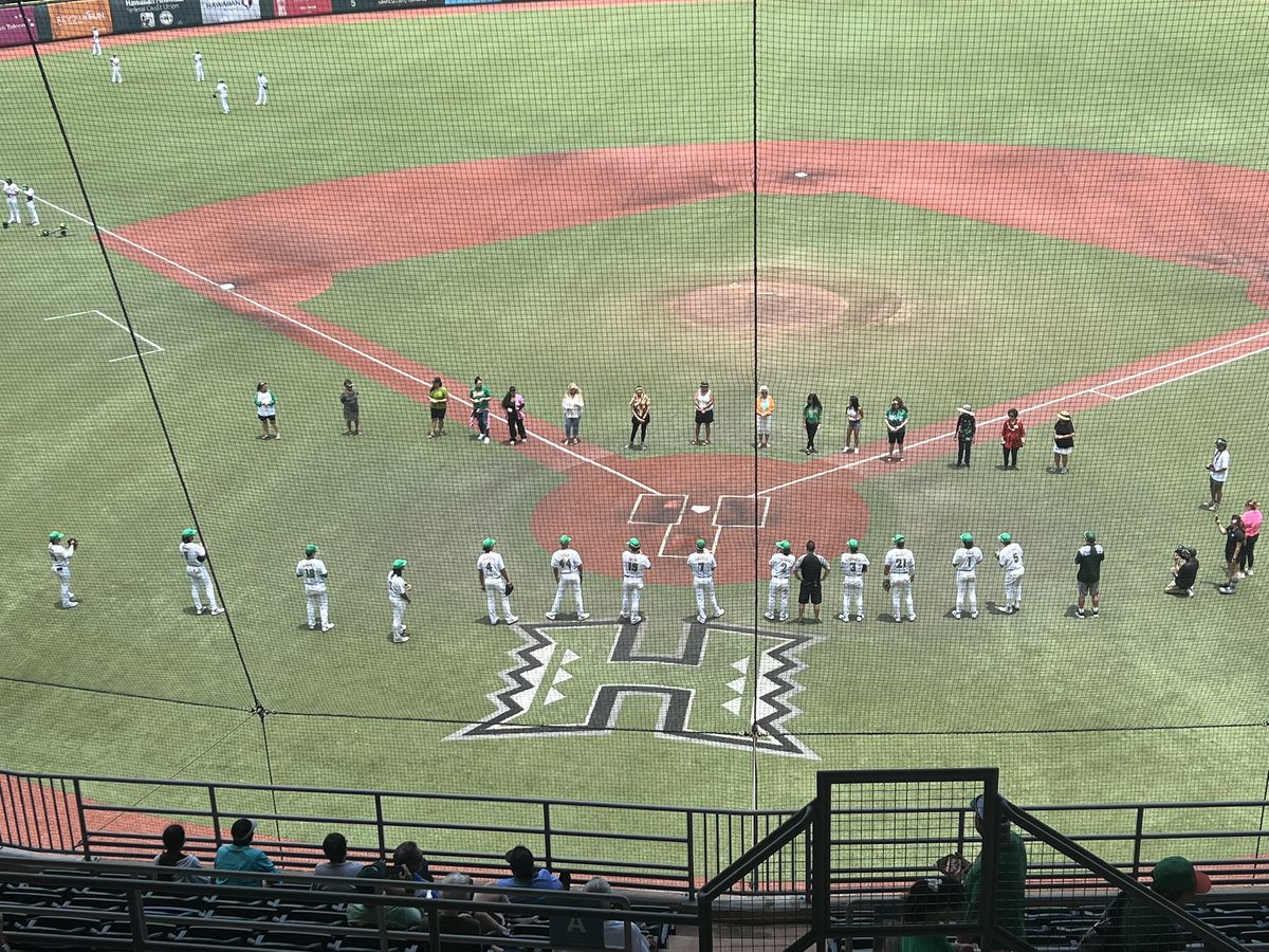 Love seeing this on Mothers Day. Players’ moms throwing out the first pitch. @HawaiiBaseball and UC Riverside coming up on @ESPNHonolulu!
