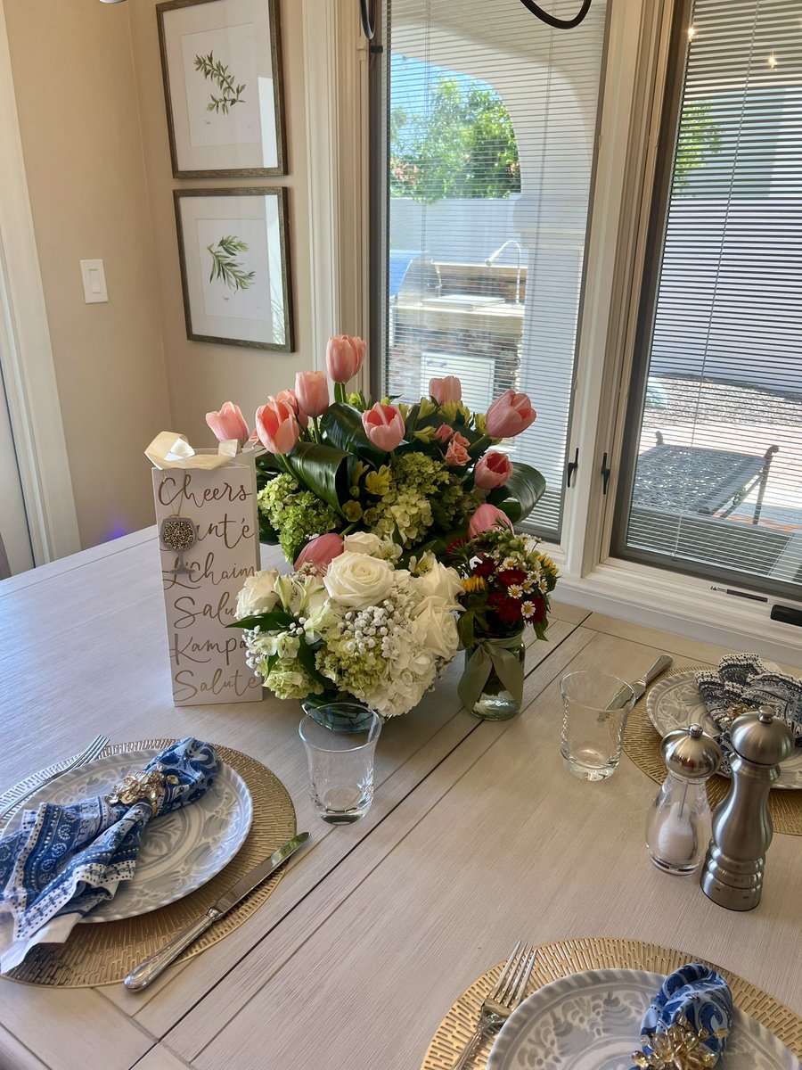 Sweet brunch today by my daughter! Amazing flowers from them all. 🥰