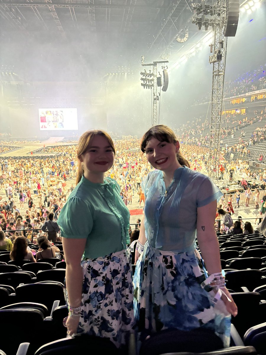 I found my outfit twin sitting 2 rows in front of me! I can’t believe that Taylor chose to sing begin again tonight out of all of the nights