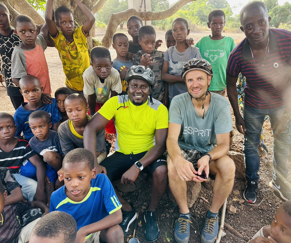 Alaidhyso's tweet photo. Instan pause avec les enfants de #Safatou Dembein. 
#weekendCyclismeGuinee https://t.co/30w1HMLZ9I