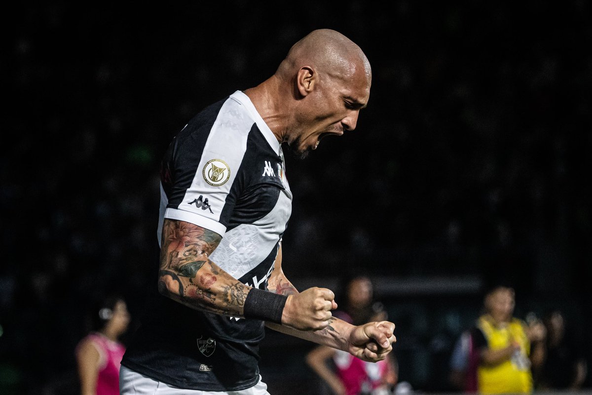 MAICON 😍4️⃣⚽️ A comemoração do zagueiro vascaíno após marcar seu gol com a camisa do Gigante da Colina. #VASxVIT #BrasileiroNaVascoTV 📸 Leandro Amorim | #VascoDaGama