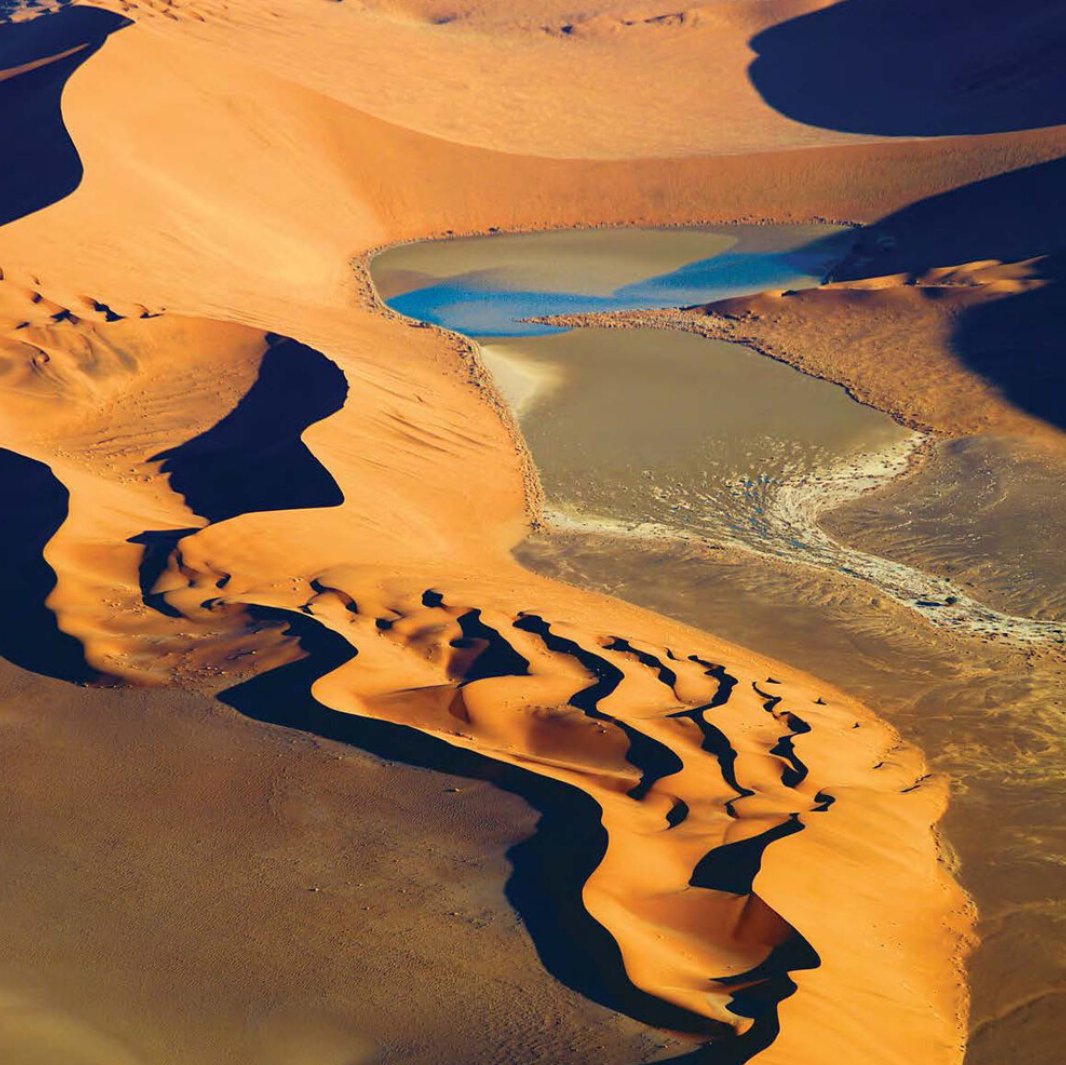 你知道世界上最古老的沙漠是哪里吗？ 纳米布沙漠位于纳米比亚西部，这里的岩石山丘和沿海泻湖等地貌，构成了无与伦比的壮阔美景。这里还有世界上最高的沙丘、成群结队的火烈鸟和头顶的壮美星空。电影《疯狂的麦克斯4:狂暴之路》 也在此取景。 2013年，纳米布沙漠列入UNESCO #世界遗产 名录。