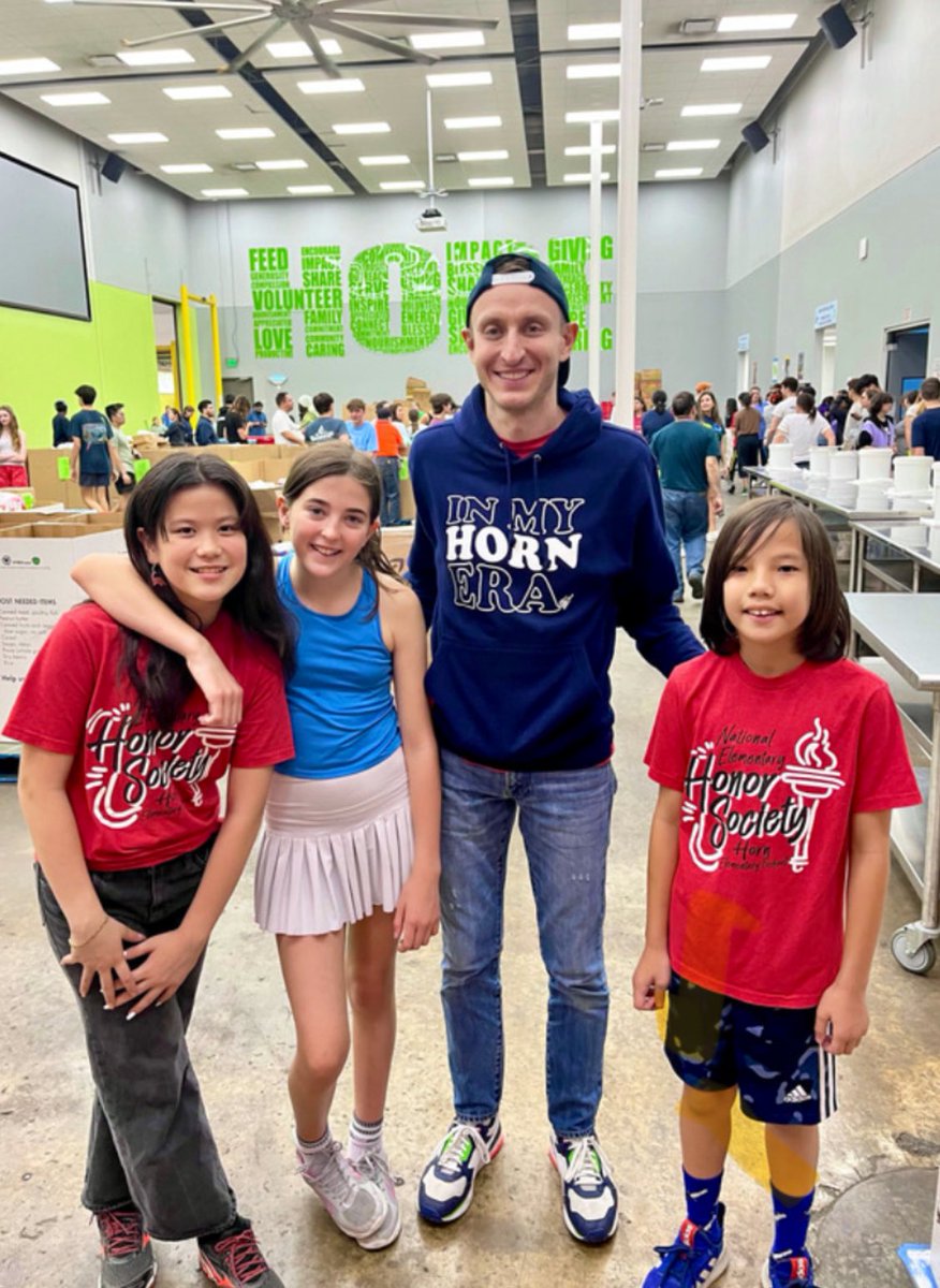 Spent Saturday at the @HoustonFoodBank with @hornelem @NatHonorSociety students. Feels incredible to give back to our city! #CommunityService