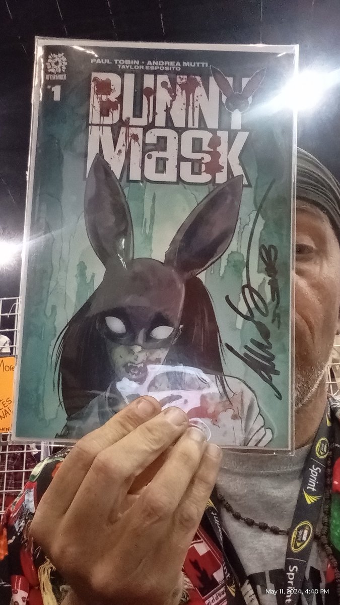 A awesome pleasure meeting @andreamutti9 and getting you to sign my Bunny Mask #1.