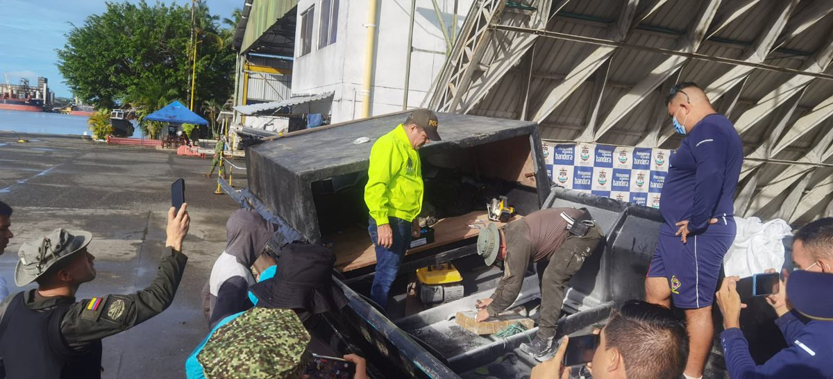 Narcolancha con 456 kilos de coca fue interceptada por @PoliciaAntinar y @ArmadaColombia en aguas del pacífico con destino a Centroamérica. El cargamento estaba encaletado en el fuselaje de la embarcación tipo Go Fast y tendría un valor cercano a los 18 millones de dólares para…