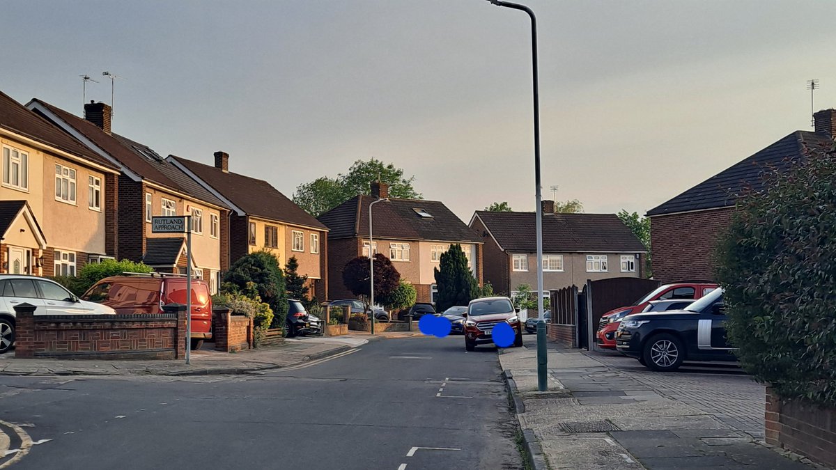 Photos whilst on foot patrol on a lovely Sunday evening on Emerson Park ward @essex_crime #PlatfordGreen #Alleywayleadingto #WingletyeLane #RutlandDrive #7127EA