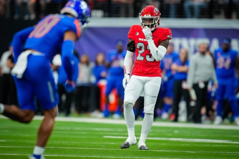 |@QMoten2 | 6’0 185 | UNLV transfer | Quentin is a MINDFUL DB! Very aware and conscious of what will help him make plays! Did a great job of using leverage to win in 1 on 1 battles and has good timing with situations in zone!+ can tackle very well on blitz and open space.