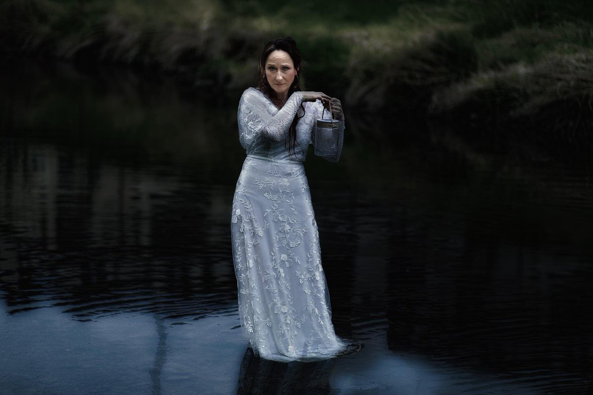 she came across the water

Enjoy!
#darkromantic
#morbide
#bridal
#spooky
#mystic
#romantasy