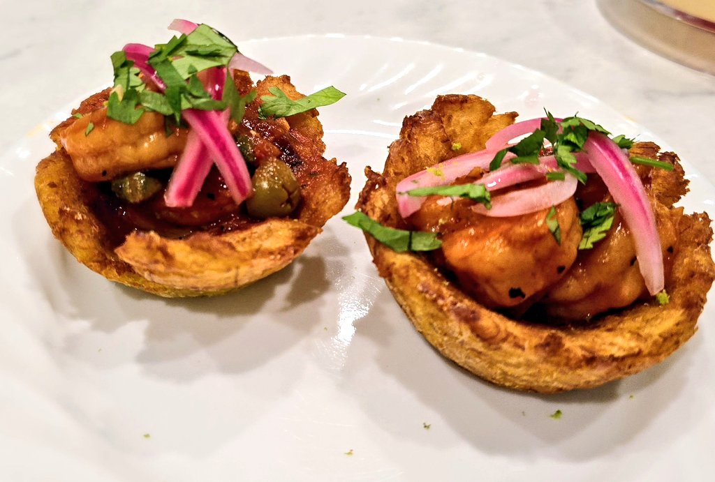 #SundayFunday & #HappyMothersDay2024 Any fans of Puertorrican food? Stuffed tostones with criollo shrimps topped with pickled red onion, cilantro and lime zest. Not a huge fan of Chenin Blanc but needed wine for the shrimp and it's a pretty nice match.