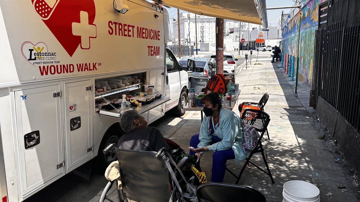 Just two mothers talking on #mothersday #streetmedicine #skidrow