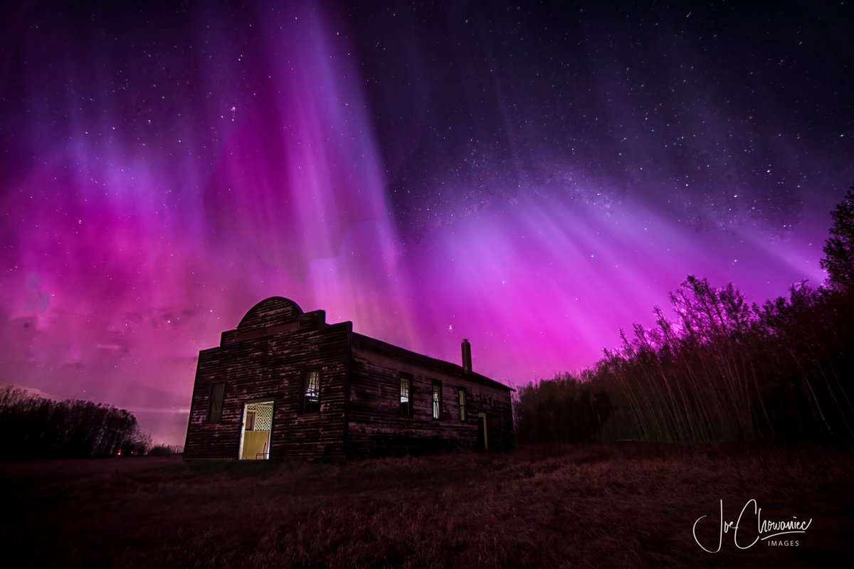 One more insane shot from Friday night around 2 am - East of #yeg.  #Auroraborealis #aurora #NorthernLights #nightsky #space #solarstorm #AB #Canada #Canon 

Abandoned Padola Hall under the northern lights.