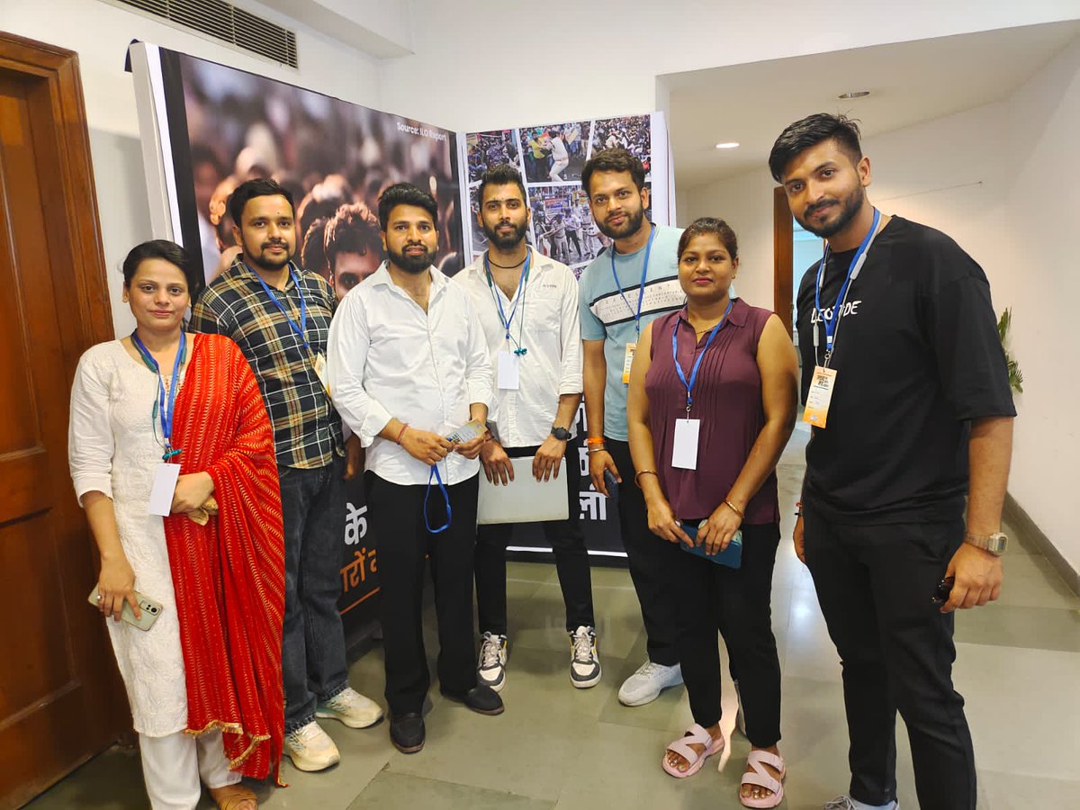 लगातार हम #SSCGD2018 युवाओं की आवाज चाहे वो सरकार तक या भावी प्रधानमंत्री आ०<a href="/RahulGandhi/">Rahul Gandhi</a> जी तक पहुंचाने के <a href="/srinivasiyc/">Srinivas BV</a> सर <a href="/sheshnojha/">Shesh Narayan Ojha</a>
सर आपका बहुत-बहुत धन्यवाद ।🙏🏻🙏🏻

जो युवाओं की बात करेगा वो युवाओं पर राज करेगा 🙏🏻🙏🏻
#I_Vote_For_India