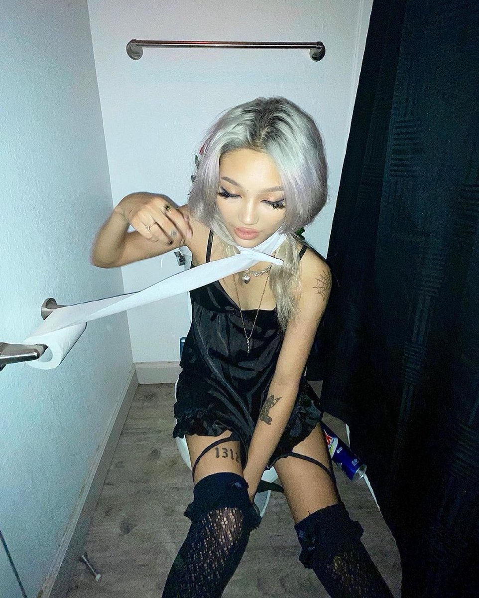 drainedbykayla's tweet photo. who wanna be my human toilet? https://t.co/Td39HRIsJe