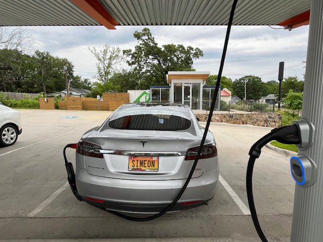 🙌 Charging up at Franklin’s Charging in Little Rock, Arkansas! Solar canopy, lounge w/ seating, restrooms, vending for snacks and drinks… this place is awesome. 🤩 @J_T_Franklin