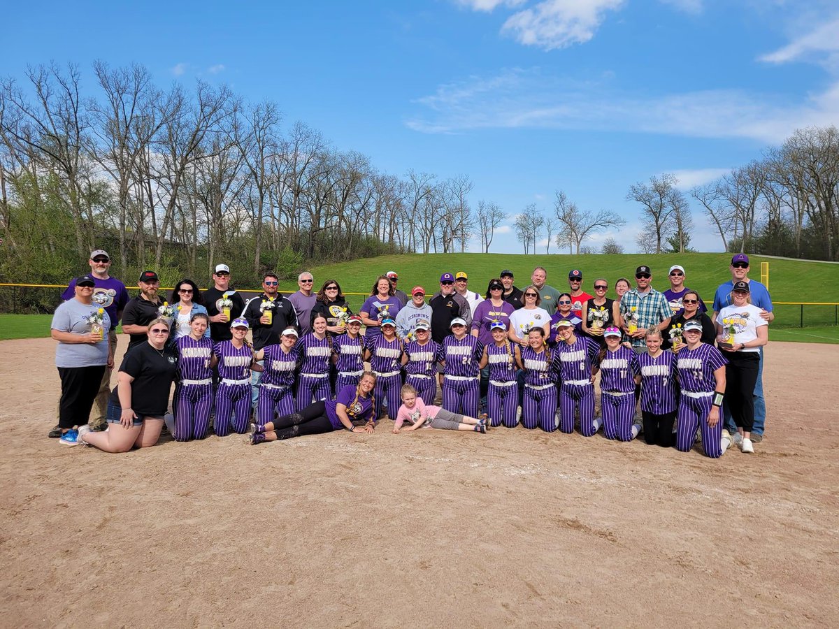 Happy Mother’s Day to all of our amazing softball moms 💛💜