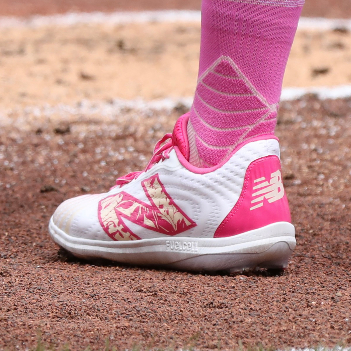 Pirates outfielder Bryan Reynolds wore a special New Balance cleat colorway for Mother's Day ❤️

'My mom always drove me to my games and practices growing up and always made sure I was taken care of and ready, so it’s special that I now get to represent her at the highest level'