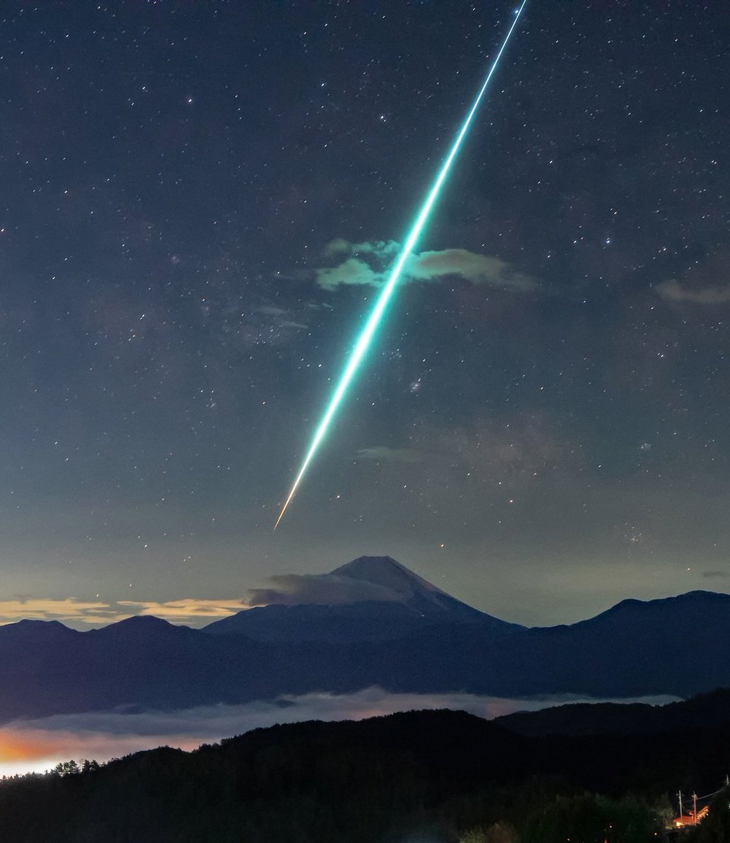 Bright meteor flash over Mount Fuji, Japan 🌠
Credit: @hosihosinosora
