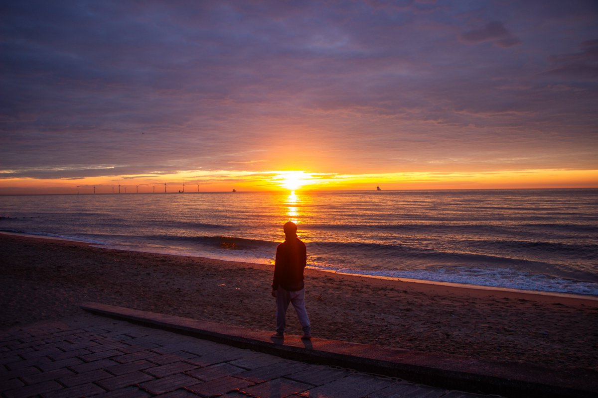 Breathtaking sunrise at Aberdeen Beach #beach #sunrise #chasingthesun #Aberdeen #canonphotography  #photographer #horizon #summer