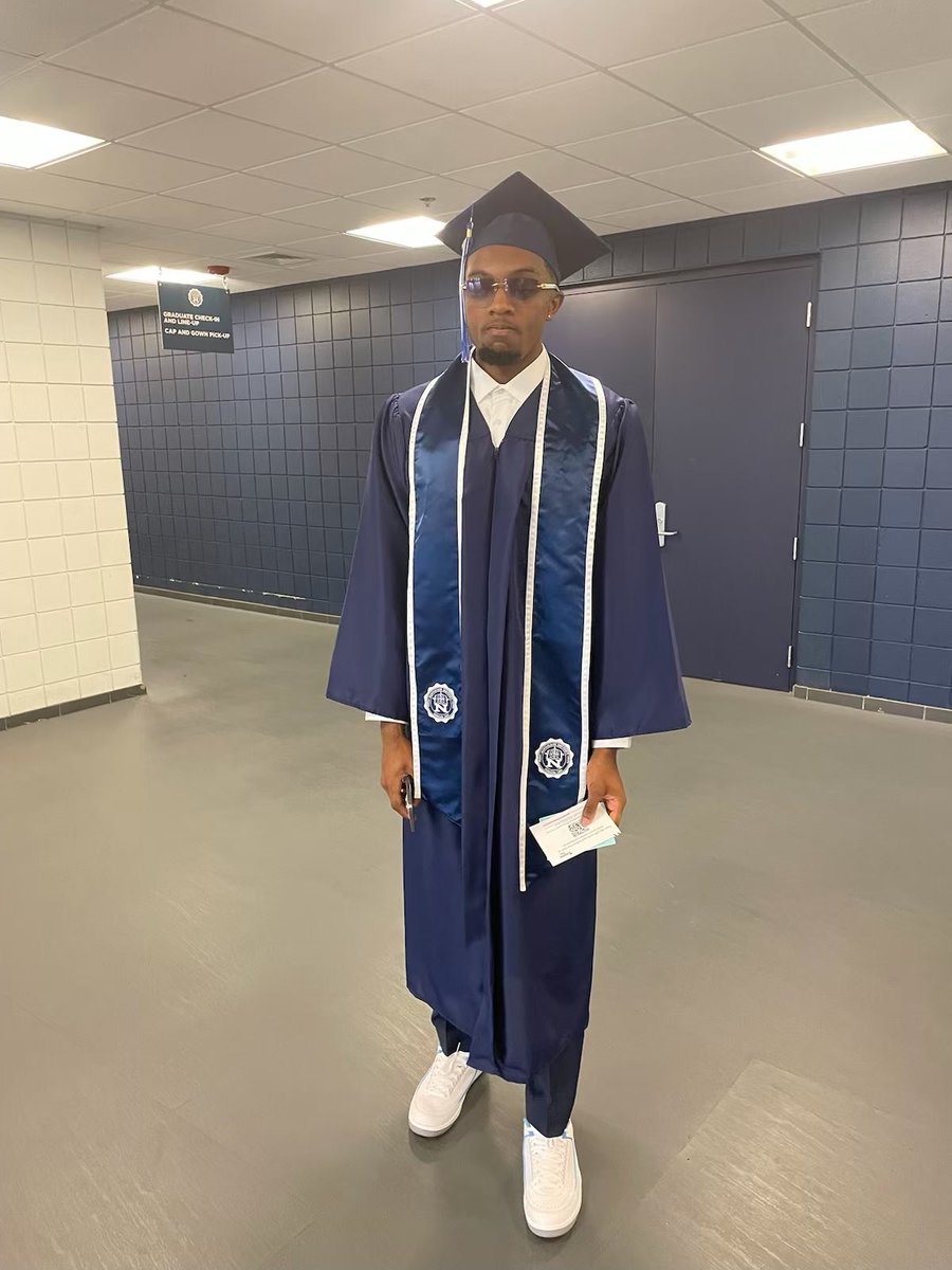 Congratulations to 2019 Big Red Hoops Alum De’Airrus Ware for graduating from Northwood University this weekend!!! We’re all really proud of you!!!