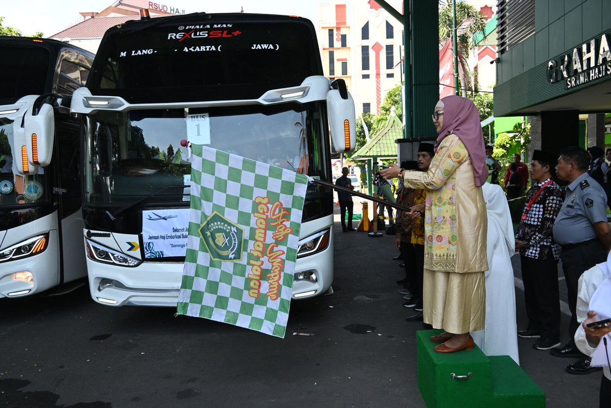 Komisi VIII DPR RI melepas kloter 5 jemaah haji asal Surabaya di Asrama haji Kota Surabaya, Minggu (12/5/2024). Anggota Komisi VIII DPR RI Ina Amanniah mengatakan kunci kesuksesan penyelenggaraan ibadah haji 2024 bergantung pada profesionalitas petugas haji. #KunkerDPR #Haji2024