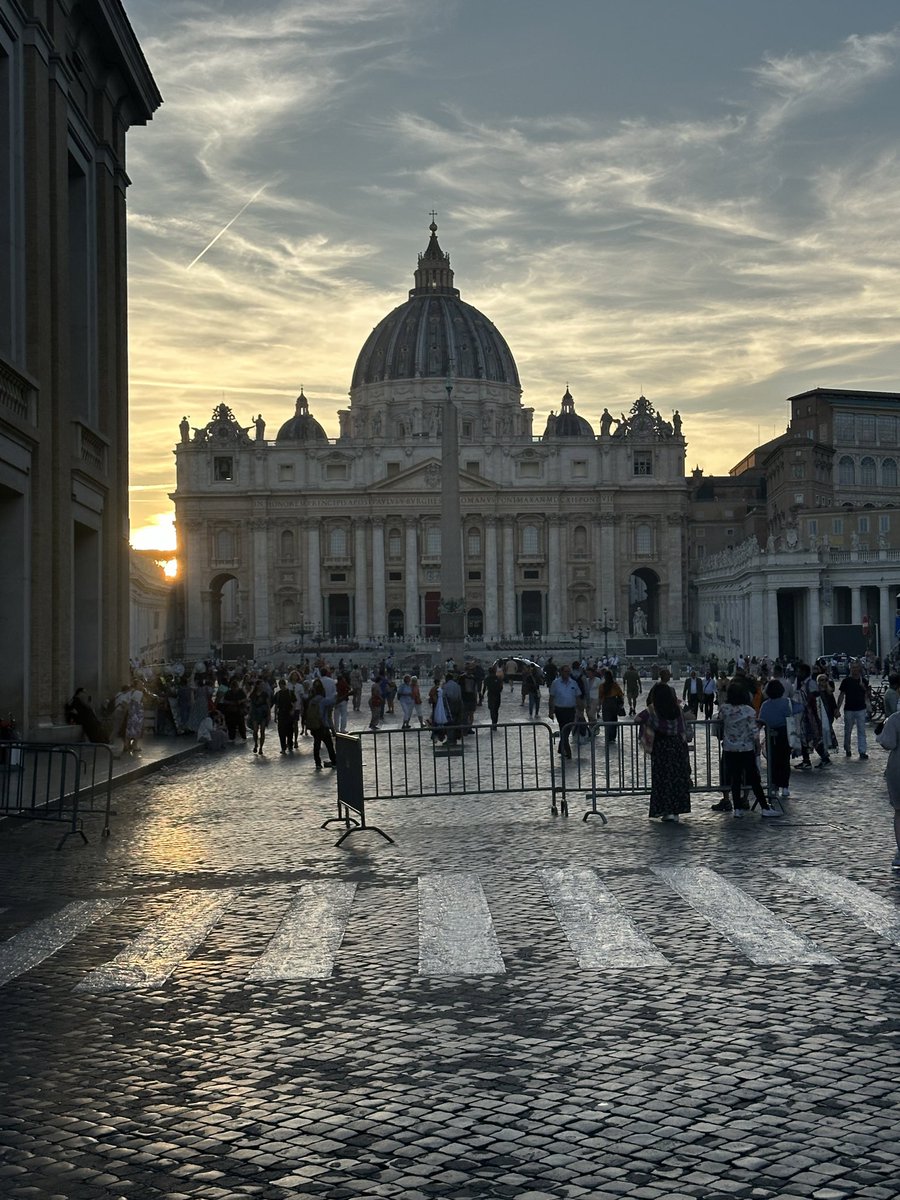 Why visit Rome you might say…..🧵🪡 Walk to the Vatican