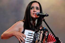 'Hasta que la mujer no tenga el mismo lugar que los hombres en todo sentido nunca vamos a desarrollarnos realmente'. Julieta Venegas #Fuedicho