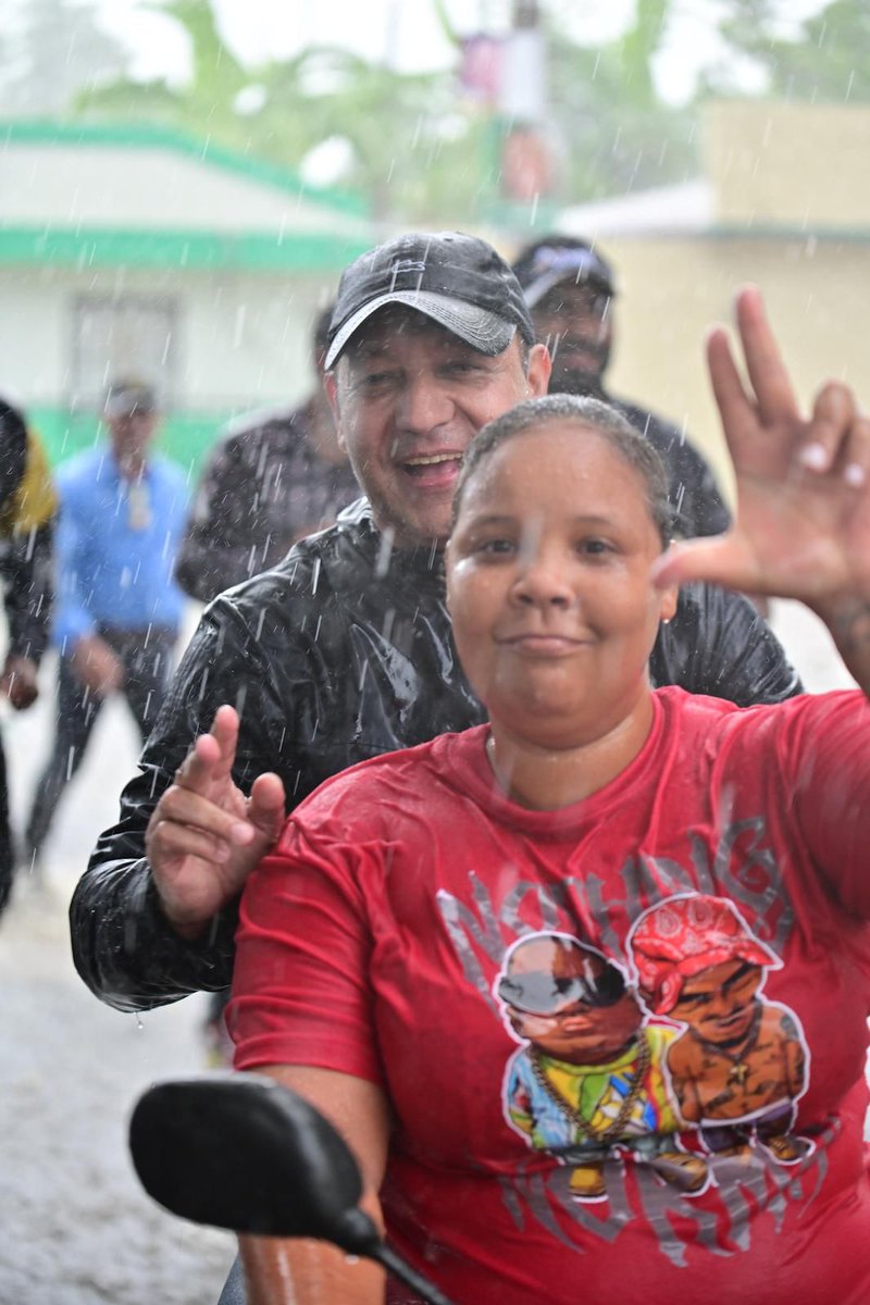 Lisshan72's tweet photo. #AbelPresidente en SFM: “Esta lluvia sella la esperanza de un futuro seguro”.

Bajo un fuerte aguacero, @AbelMartinezD se abrazó al pueblo de San Francisco de Macorís, que desbordaron kilómetros de calles reflejando alegría y entusiasmo a pesar de la fuerte lluvia.

#Vota2PLD 💜 https://t.co/9NomZz5ZPX