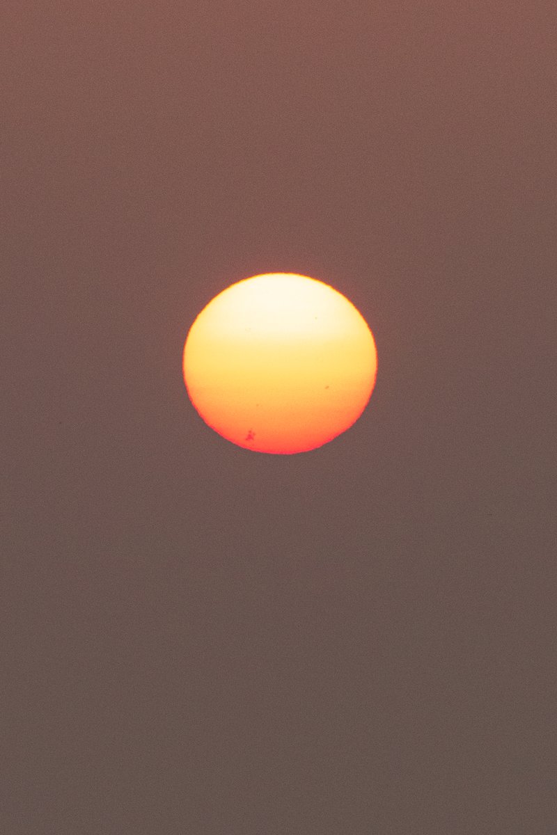 Cerca de la puesta del Sol en #Yucatán.
Se distingue la mancha solar AR3664, causante de la #tormentasolar que ha causado las auroras en lugares no habituales.
11 de mayo, 2024.