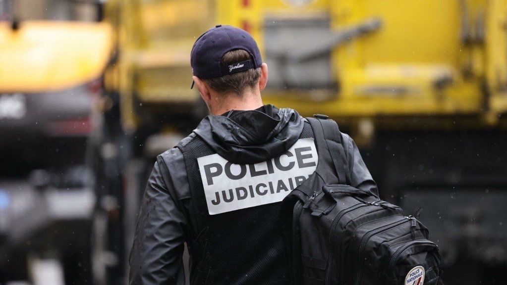 🔴 FLASH - Corps démembré découvert à #Paris : Un suspect s'est présenté au commissariat de #LaDéfense (92) ce dimanche. 👉 Il affirme être celui qui a tué et démembré la #personne dont les restes ont été trouvés dans une valise, dans le XIIe arrondissement. (Actu17) #Paris12