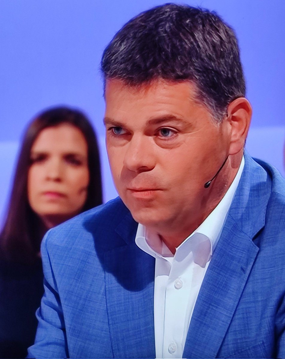 Deze stoethaspel, Tom Ongena dus, durft op TV beweren dat 'de mensen' het geruzie en de verzuring beu zijn.
Ruzie maken behoort tot het DNA van de Open Vld.
En de verzuring komt door een schimmelende augurk als Sihame El Kaouakibi in de pot van het parlement te laten zitten.