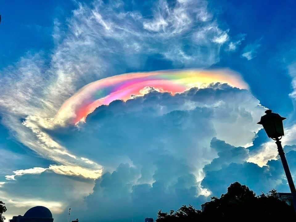 🇻🇳 | Iridiscencia cerca de ciudad de Ho Chi Minh, #Vietnam. (Mayo 12, 2024). #Iridescent #Clouds #Climagram #zabedrosky Medios Locales ✓.