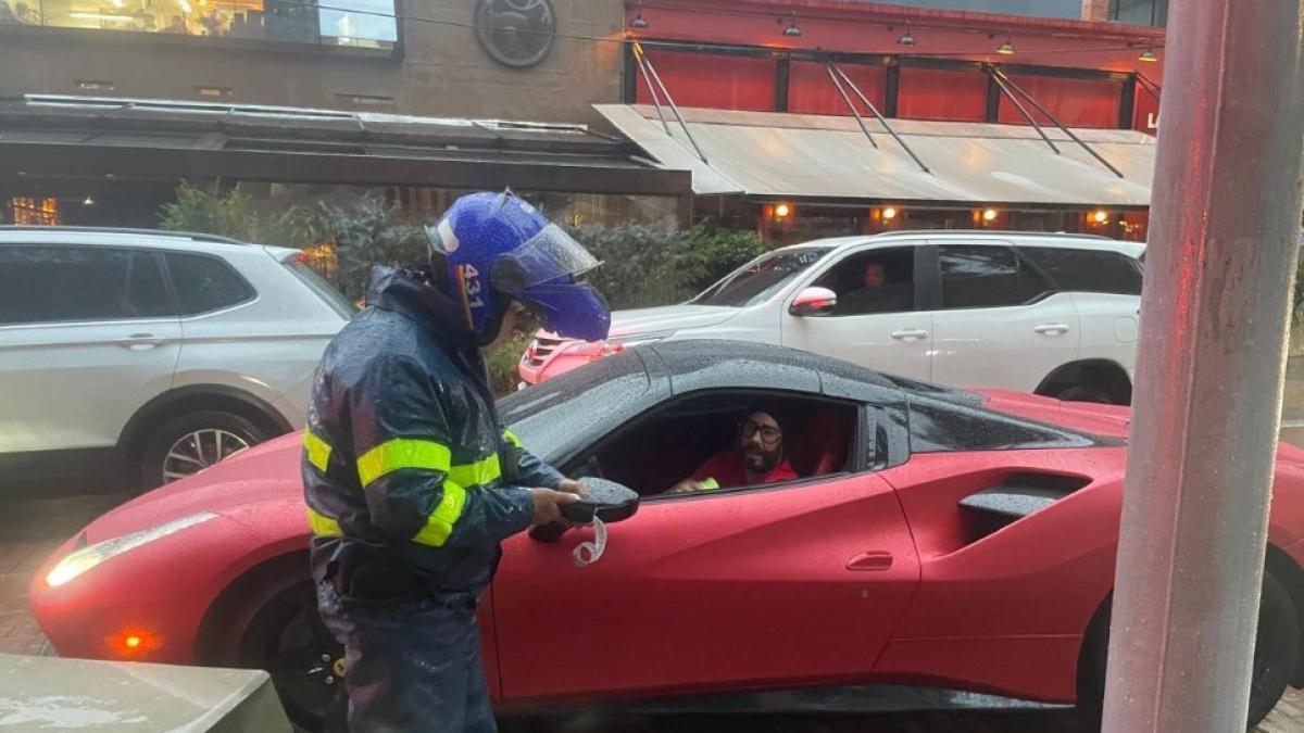 'Ni Twingo, ni Ferrari': en Bogotá multaron a conductor de un Ferrari por parquear en zona prohibida eltiempo.com/bogota/ni-twin…
