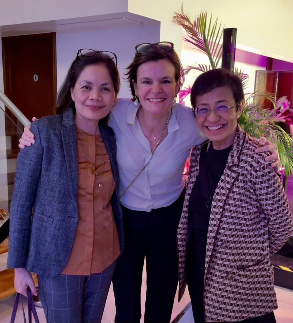 Flashback to 🇬🇧 <a href="/ukinphilippines/">British Embassy Manila 🇬🇧🇵🇭</a> Media Freedom reception last week.

We discussed strategies to safeguard information/ media integrity during elections. 

Thank you <a href="/mariaressa/">Maria Ressa</a> for inspiring us with your razor-sharp analysis and courage.

Thank you <a href="/glendamgloria/">Glenda Gloria</a> for joining us!