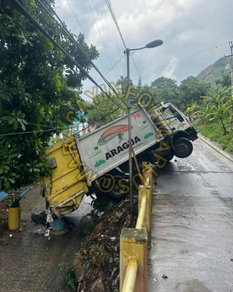 Aragua* #12May #Maracay 
*Un camión del aseo perteneciente a la alcaldía de Girardot cayó del puente que une a Camoruco con Camburito*
🛜 Maracay Informa