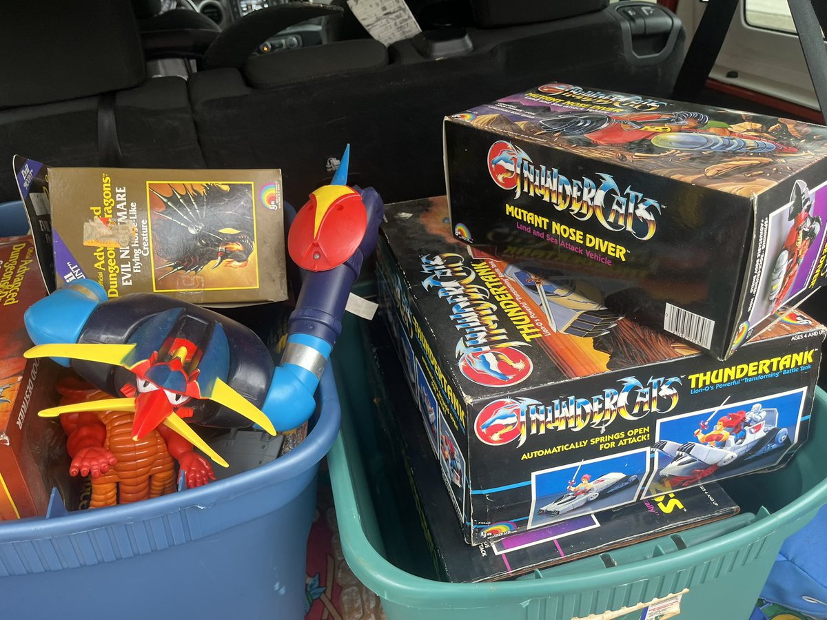 Today was one of the craziest toy side of the road pickups ever. I’ve never in my life thought this would happen to me. Someone had this at the garbage… I just unpacked everything a 🧵….