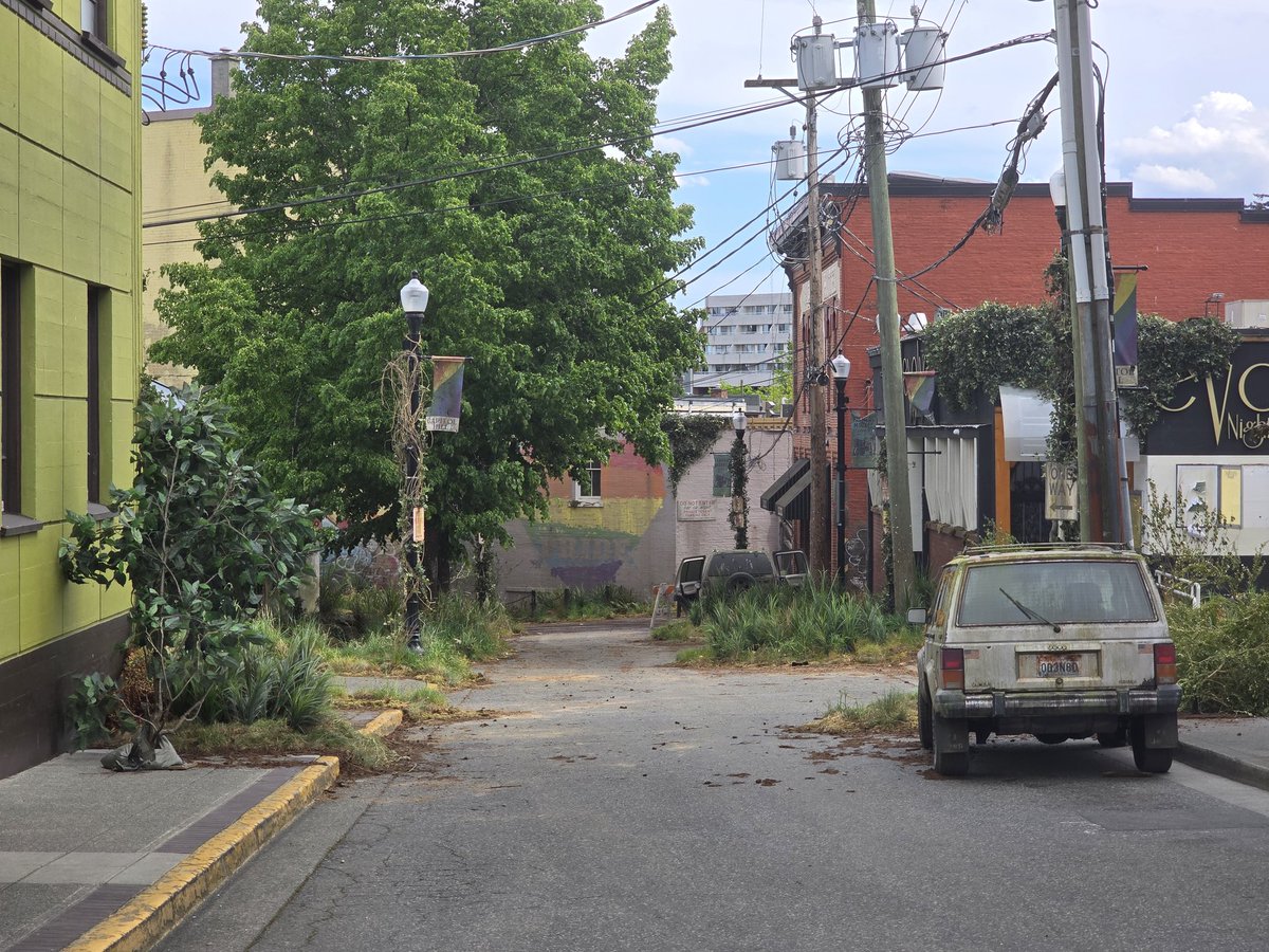 scorpio_sw's tweet photo. Set of @LastOfUsMax season 2 being filmed in my town https://t.co/rIxDUgoNhs