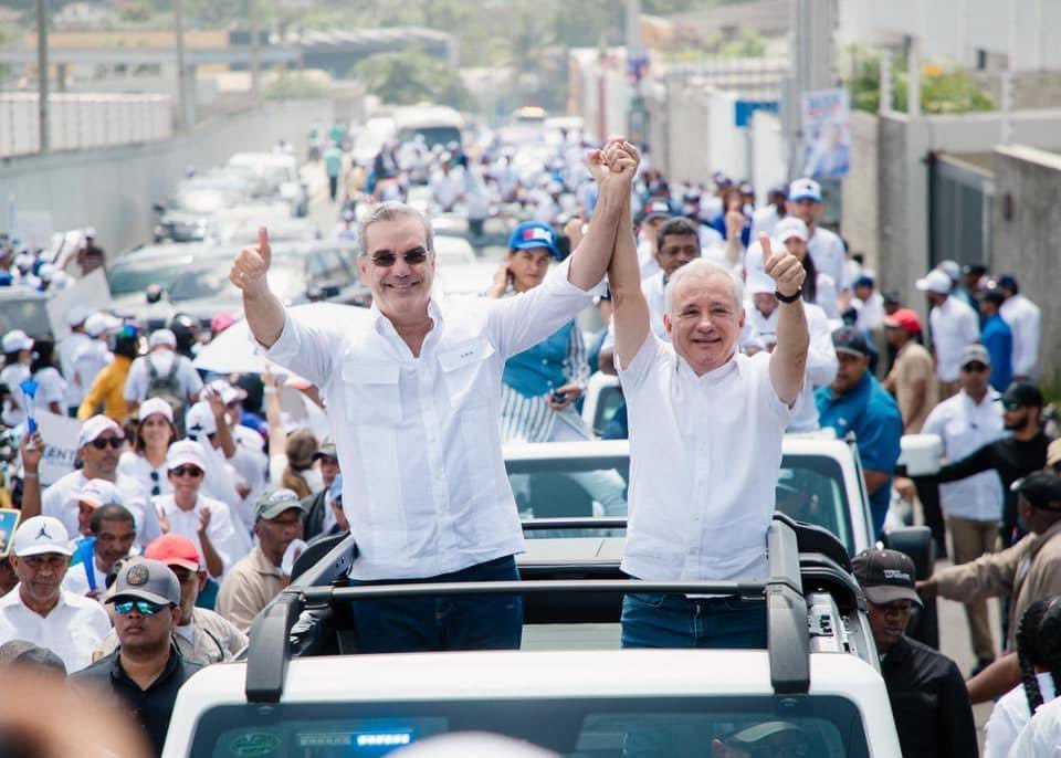 itobisono's tweet photo. En Santo Domingo Este, #SellandoElTriunfo de @luisabinader y @ATaverasGuzman.

#ElCambioSigue 4 años más🇩🇴💪💙
#LoMejorEstáPorVernir https://t.co/PNBIvsn6LV