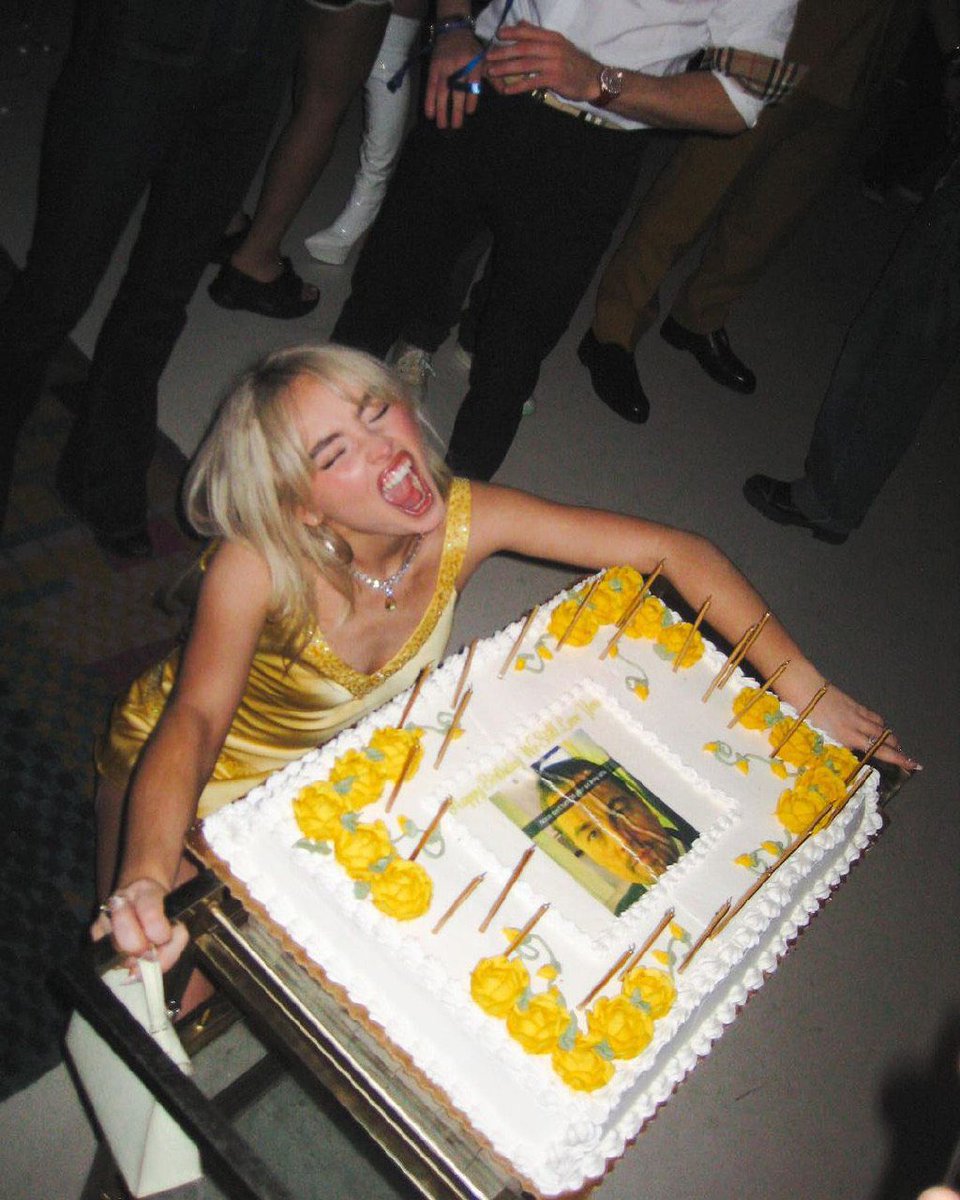 Sabrina Carpenter และเค้กวันเกิดมีม Leonardo DiCaprio ของเธอ เมื่ออายุ 25 แล้วก็เล่นมีม “Nooo don’t turn 25 your so sexy aha” ได้ 💀