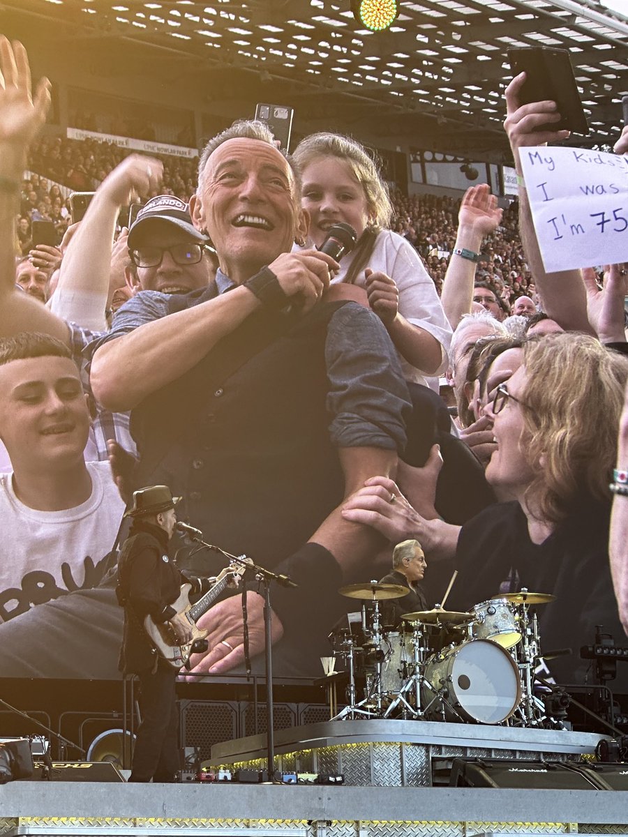 I’m still on the way home and my feet haven’t touched the ground. ⁦@springsteen⁩ & the #ESBand hit new heights tonight. I have great footage, which I will post tomorrow, but all I can say is it was an extraordinary night and old friends popped up to say hi…🎉☘️#Kilkenny