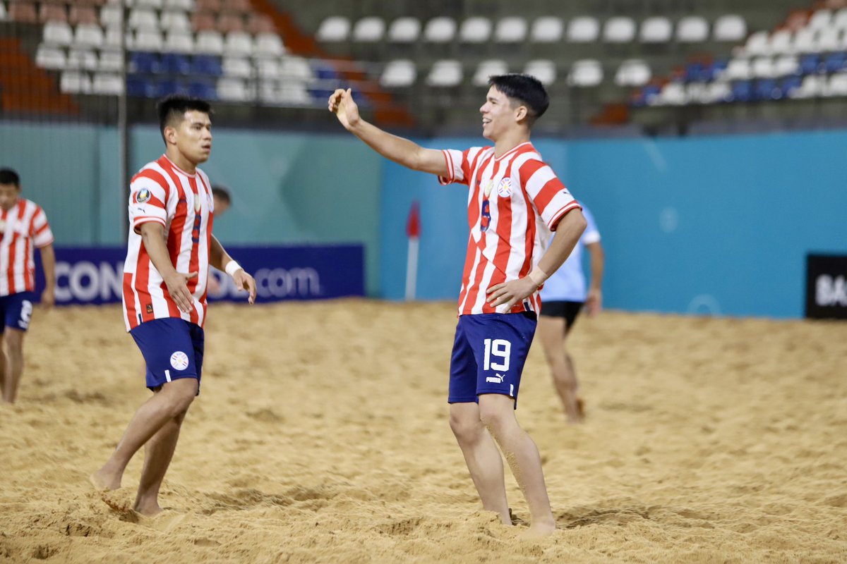 ⌚️ 7’ tercer período ✔️ Absoluta ➡️ #Paraguay 4 ➡️ #Uruguay 3 📲 En vivo por 👉🏼 rb.gy/11l4p3 ¡𝐕𝐚𝐦𝐨𝐬 #FamiliaPynandi! 👣 #LigaEvoluciónFP ✔️ #APFFútbolPlaya 🇵🇾